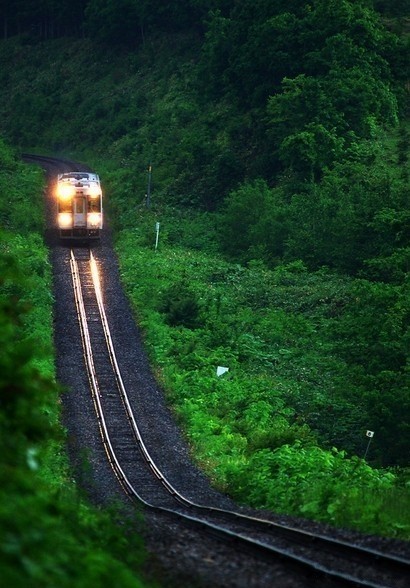 【有时间坐列车去旅行：北京→ 莫斯科】世界上最长的铁路，每周三从北京站发车。六天六夜的旅途,要耐得住旅途寂寞；穿越西伯利亚大陆的时候,沿途全是大森林大草原,风景壮丽无比；当然也能找个伴儿一起体验这非同寻常的旅行。你所做的不是犹豫而是走出去。