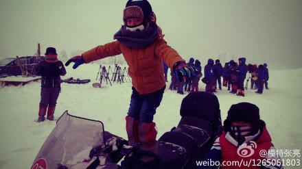 雪乡最后一期最终还是开播了！这12期下来真的跟一个大家庭一样带给我欢乐与温暖！感谢“天亮摄制组”我不在的时候你们把天天照看的这么好