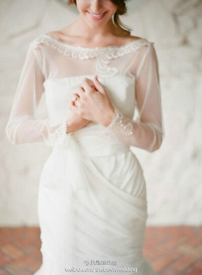 梦伦梦幻的蕾丝领口婚纱礼服