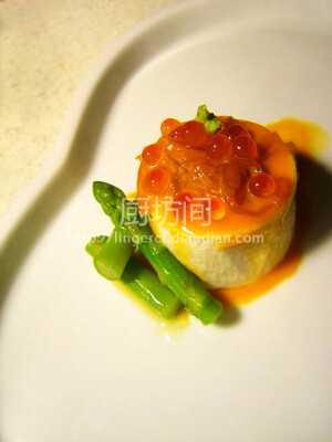 【日式冷豆腐】  做法：  准备一块绢豆腐，用模具取出想要的形状，摆上焯过水的芦笋装饰，家里正好有鲑鱼籽，就用来点缀在顶部，没有也可以不用；然后就是淋汁，用了瑶柱鲍鱼汁来代替酱汁，所以看上去就很西餐了。^_^