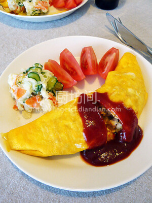 【日式蛋包饭】  做法：  1、将2个鸡蛋打散，加入一小勺干淀粉和少许料酒混合均匀，最好过一下筛，煎出来的蛋皮会更漂亮；将米饭、虾仁、豌豆和胡萝卜丁做成炒饭（炒饭所用材料可随意搭配）；  2、平底锅倒入少许植物油，用厨房纸抹匀至没有流淌的油；锅加热后倒入蛋液，快速旋转形成蛋皮，一定要用小火，且不要翻面；待蛋皮底部凝结表面尚未完全凝结时放上炒饭包成月牙形（部分蛋液有助于封住边缘）；随后淋上番茄沙司即可。（盘中用来装饰的是黄瓜、胡萝卜土豆泥及西红柿）