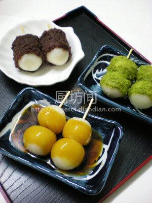 【日式串团子】  做法：  1、将糯米团子入沸水煮熟，捞出后浸入冰水中迅速冷却，沥干水分，用竹签或牙签串起备用；  2、最简单地是做成酱油团子，用2勺日式酱油（生抽)，加入适量淀粉、水和糖，倒入锅中勾成薄芡淋在团子上；  3、如果正好有红豆沙、抹茶泥（莲蓉+抹茶粉），只要包裹在团子上就可以了。无论是甜味还是咸味，QQ的很好吃。  PS：正宗的酱油串团子是非常甜的，自己做可以将甜度调整到喜欢的口味。