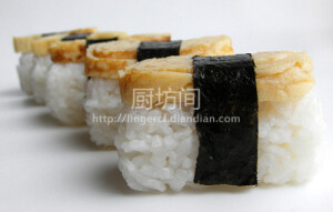 【家庭版鸡蛋握寿司】 做法：  1、先准备米饭，再按盐、糖、醋1∶5∶10的比例调制寿司醋，接着再按寿司醋、米饭1∶5调配成寿司饭；  2、准备了简便的小模具，将寿司饭填入小盒内，用盒盖压紧成型，反扣出来的就是整齐划一的饭团；再放上喜欢的鸡蛋卷、生鱼片，盖上烤紫菜片即可。