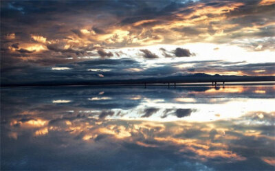 乌尤尼盐沼(Salar de Uyuni)位于玻利维亚西南部的乌尤尼小镇附近，是世界最大的盐沼。这里表面光滑，覆盖着几厘米的浅水，因为没有风的侵扰，显得无比平静，只留下湛蓝天空的倒影。