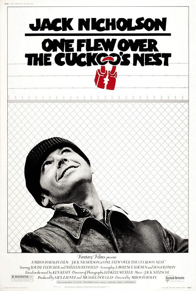 第48届奥斯卡金像奖《飞越疯人院》 《One Flew over the Cuckoo's Nest》：这部影片的特点首先是题材奇特。它描写了一个人们不易看到的故事，即一所普通精神病院人被迫反抗的故事，深刻地揭露了当时美国社会的种种弊端,它们打着人道主义的幌子，实际上是把病人当成了医护人员的实验物，成了非人制度的牺牲品，这种医院是一所真正的"人间地狱"，这并不是编导 飞越疯人院 飞越疯人院 任意虚构、编造和假想的，而是当时美国社会的真实写照。片名"飞越疯人院"，实在是一种极妙的辛辣的嘲讽和无情的揭露！这是一个带有闹剧色彩的悲剧。