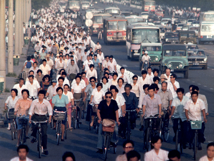 1986年，北京，长安街，那个年代到访中国的外国人都称中国为“自行车王国”。