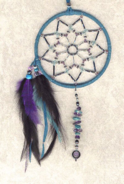 星形串珠捕夢網，這是均分成9各點，用長形管珠和串珠編織而成的捕夢網，紫藍黑三色搭配，帶有神秘高雅的風格。