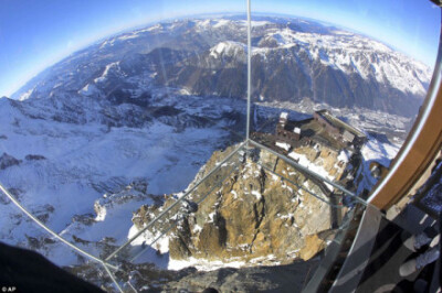 阿尔卑斯山顶悬空透明观景台。