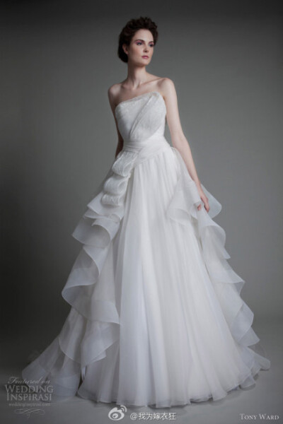 Tony Ward 2013婚纱系列，极具创意的不规则造型，打造出唯美与华丽兼具的新娘形象。从褶皱层叠的布局到细腻的点缀装饰，无不彰显出其强大的设计功力及独特风格，成就了浪漫婚礼的唯美瞬间。