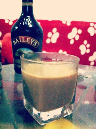 12.12.28 Baileys coffee 奶香咖啡。煮好一杯热咖啡，加适量百利甜，搅匀。