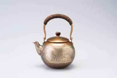 日本百年品牌「玉川堂」出品的铜壶，每一只壶，都清晰保留着敲打制作的手工痕迹。