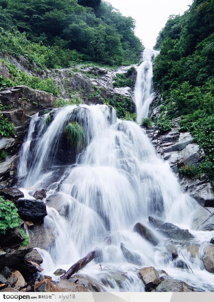 山水瀑布-碎石中流下的溪水桌面壁纸图片素材