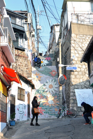 前段日子去了有小花阶梯的낙산공원 。。惠化站2号出口出来，顺着剧场一直往上走。 @奋斗在韩国 @韩游网