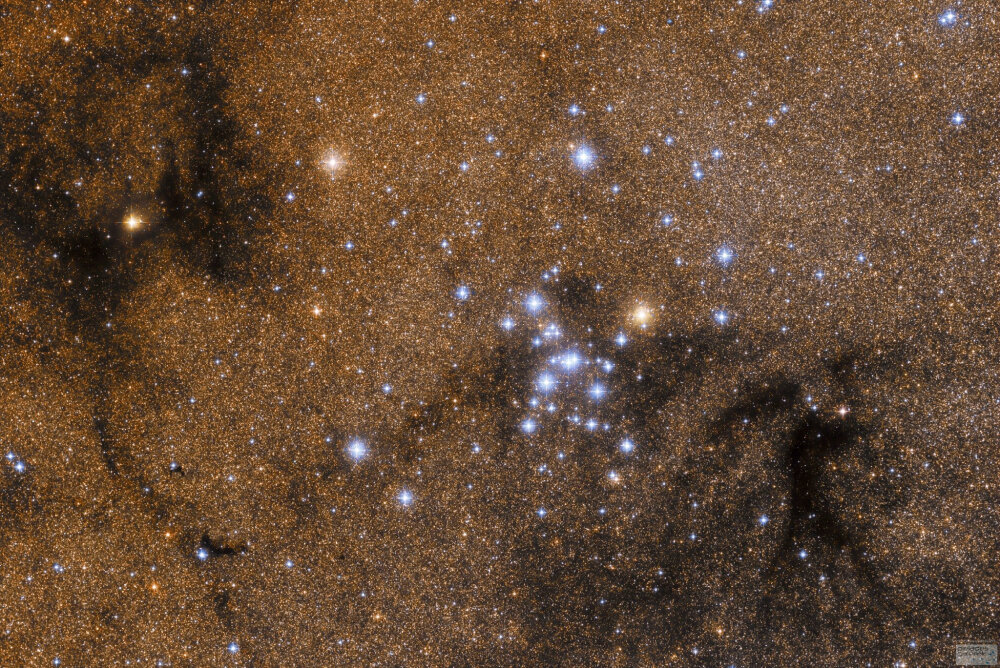 每日一天文图,m7,天蝎座的疏散星团,m7大约有100颗成员星,年龄在2亿年