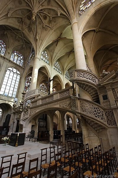 圣爱蒂安迪蒙教堂（the church of Saint-Etienne-du-Mont）位于巴黎万神殿之后面拉丁学园区里，与著名的亨利四世中学毗邻，教堂两侧的石头旋转楼梯最是巧夺天工，体现出高超的雕刻建造技艺与艺术审美