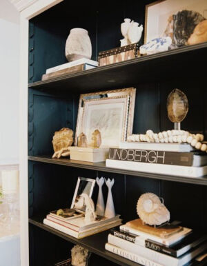 Bookshelves with a designer look made SIMPLE!   Great tips!