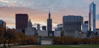 File:Skyline de Chicago desde el centro, Illinois, Estados Unido芝加哥位于美国中西部，属伊利诺伊州，东临密歇根湖，辖区内人口约290万。芝加哥及其郊区组成的大芝加哥地区，人口超过900万，是美国仅次于纽约市…