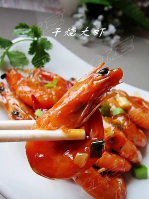 干烧大虾食材：冷冻大虾(500克) 葱姜蒜(适量) 干辣椒(6个) 辣豆瓣酱(10克) 番茄酱(15克) 糖(3克) 鲜贝露(10克) 料酒(15克) 胡椒粉(少许) 香油(适量) 水淀粉(适量) 做法：1.准备好所有的食材。2.冷冻大虾化…