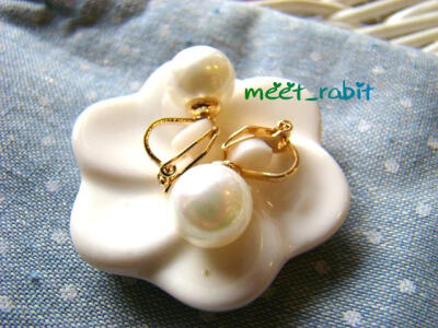 气质珍珠 不多说啦，耳夹款走得很快。拍前要问问我有没有啊。 白天去店里晚上回家才能改库存。 这款珍珠比另一款稍大，中等大小。 泛着贝珠特有的光泽 注意不是喷漆的高仿哦~ 非常漂亮，百搭。