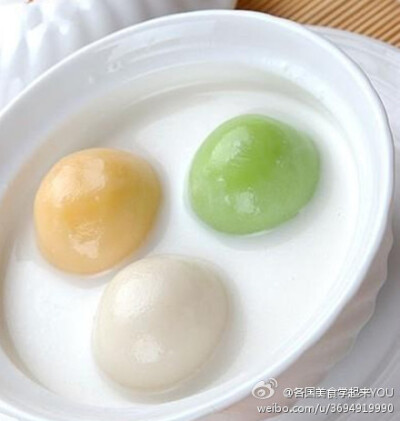 【椰汁南瓜汤圆】南瓜200g，糯米粉300g，椰子粉适量，白糖50g。①南瓜去皮，切成薄片，隔水蒸熟；②蒸软的南瓜搅拌成南瓜泥，放白糖拌匀；③把糯米粉分次倒进南瓜泥拌匀；④椰子粉用两碗开水冲调备用；⑤适量水倒入…