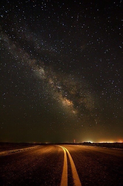 那一年我们望着星空，有那么多的灿烂的梦，以为快乐会永久，像不变星空，陪着我。