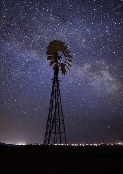 那一年我们望着星空，有那么多的灿烂的梦，以为快乐会永久，像不变星空，陪着我。