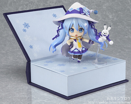 「ねんどろいど 雪ミク Magical Snow Ver.」 魔 法 書 風 台 座 で す ！ ！觉得这个设计超级赞！！！！wwww