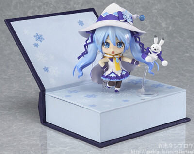 「ねんどろいど 雪ミク Magical Snow Ver.」 魔 法 書 風 台 座 で す ！ ！觉得这个设计超级赞！！！！wwww