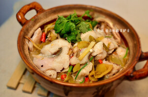 【清淡版酸菜鲈鱼】【材料】     鲈鱼一条,豆芽50g,酸菜100g,红尖椒.花生油,姜丝,葱段,生粉,少量盐.  【步骤】  1. 鲈鱼片鱼片,做法点我,片好的鱼片用料酒(度数越高越去腥.)生粉,盐抓匀,腌制15分钟.  2.  豆芽洗净,酸菜洗净切好备用.  3. 豆芽炒熟铺碗底,  4.  热油锅爆姜丝,葱段, 下鱼头,鱼骨煎炒, 再下酸菜红尖椒翻炒.  5.  加入水,没过锅里的材料, 烧开后,下盐调味, 将鱼片下锅稍焯下出锅.