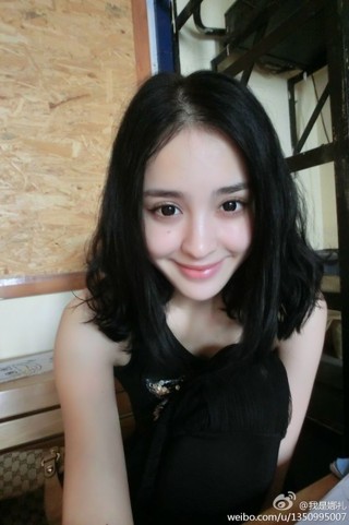 娜扎 长了的短发， 有点梨花了