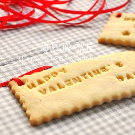 这不是我写给你的第一封情书， 但， 是最特别的。 因为连那些誓言， 都是香草味的。 【情人节定制明信片曲奇礼盒】 每盒6片明信片曲奇，每片约5cm*10cm、20g，共约120g。