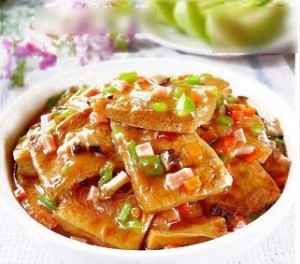 浇汁豆腐。食材：豆腐 胡萝卜 洋葱 青椒 香菇 火腿 辅料：番茄酱 耗油 盐 鸡精 黑胡椒 做法： 1.香菇泡软，和火腿、洋葱、胡萝卜、青椒切丁 2.豆腐切片，煎至两面金黄 3.煎豆腐的油都倒掉，留锅底沾的油就够了。一勺…