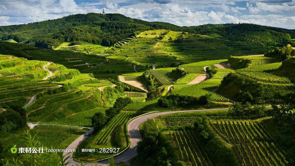 高清晰田园美景下蜿蜒崎岖的山路风景图片素材