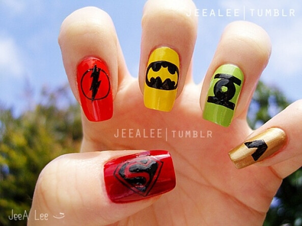 DC漫画周边美甲 dc_comics_superheroes_nails_by_jeealee 从大拇指到小拇指分别代表超人、闪电侠、蝙蝠侠、绿灯侠、潜水侠。