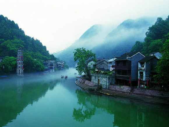 风雨边城--凤凰古城 地理位置：位于湖南西部沱江之畔。 必去理由：一座青山抱古城，一湾沱水绕城过，一条红红石板街，一排小巧吊脚楼，一道风雨古城墙，一座沧桑老城堡，一个奇绝奇梁洞，一座雄伟古石桥，一群闻名世界的人......一切，都美到极致，因此，才有了沈从文一曲《边城》，将他魂梦牵系的故土描绘得如诗如画、如梦如歌、荡气回肠。