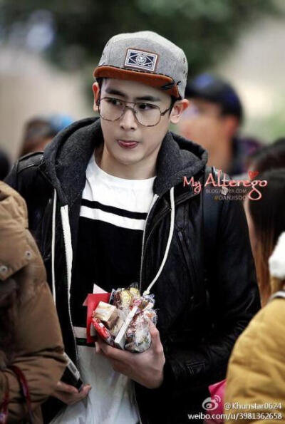 【PIC】140119 #Nichkhun# 金浦机场赴日 高清饭拍 cr:logo #Nichkhun宁静致远，微笑面对# 宝贝安全到达日本了,希望工作顺利! khunnight =]