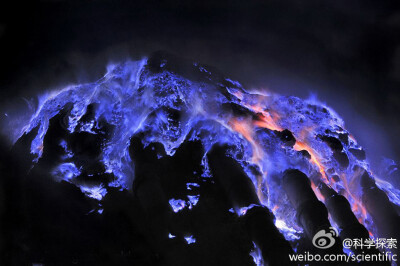 【印尼火山喷发蓝色火焰壮美似星云】这组照片展示了印尼火山熔岩喷发而出时难得一见的精彩瞬间。月光和燃烧的熔融硫磺蓝色火焰交融在一起。这一壮观的景象乍看似乎是宇宙中某些不为人知的星云，事实上这是燃烧的硫磺…