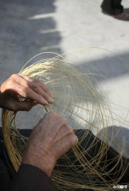 竹丝灯笼，在温州已有1000多年的历史，唐代地理总志《太平寰宇记》便有记载“永嘉土贡竹丝灯”。灯笼的制作分为两部份，灯笼骨架制作和糊灯笼纸，下接木盘。灯笼已日益淡出了人们的生活，可否将这种古老的技艺和现代照明灯具相结合，或焕发另一种灵光？（via@复兴手工艺）