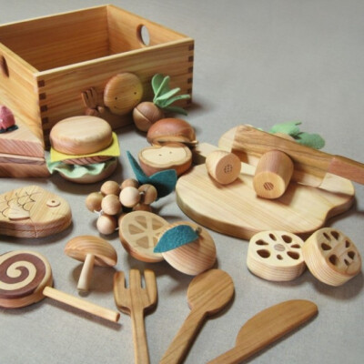 ll a natural wood kitchen play set made from different types of wood.