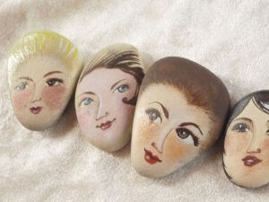4 Painted stones.