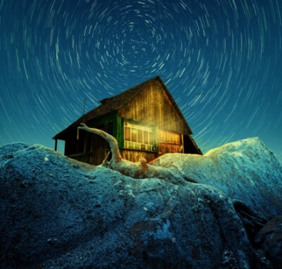 仰望星空，满天的繁星，像盛开的朵朵花儿。摄影师：Caras Ionut