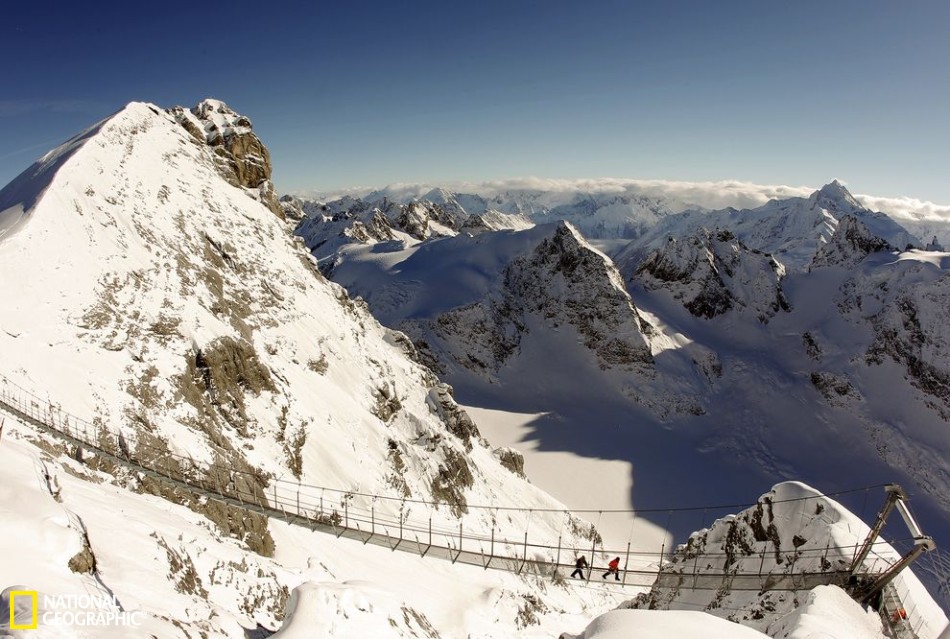 铁力士悬崖步道（Titlis Cliff Walk）号称是欧洲最高、最惊险的吊桥，其宽度只有区区91厘米，坐落在瑞士阿尔卑斯山脉中，下方的冰川深渊高度大约为457米。这座步道由瑞士的一家缆车公司建造，其目的是纪念附近的Engelberg-Gerschnialp索道——建于1913年——建造100周年。