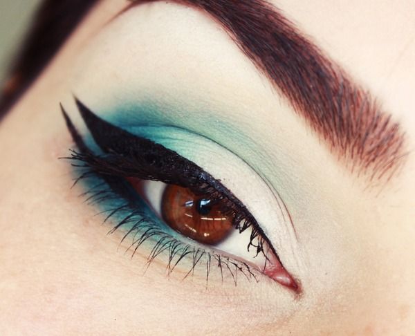 Double Eyeliner with teal eyeshadow #vibrant #smokey #bold #eye #makeup #eyes