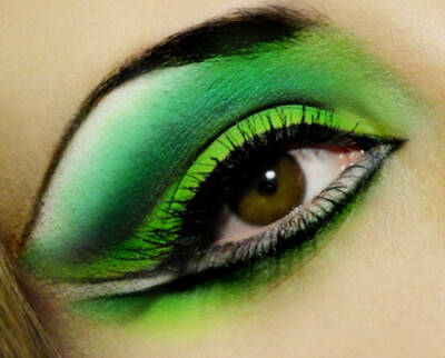 Vivid green eye makeup #vibrant #smokey #bold #eye #makeup #eyes #bright #neon