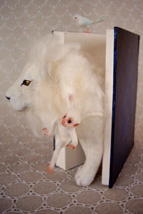 Needle felted white lion and monkey sculpture by Soronokobako.