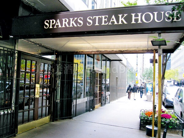  Sparks Steakhouse由Pat和Mike Cettai两兄弟在1966年建立，起初，餐厅的餐单都是兄弟二人家庭中的秘制牛扒以及特色的家庭菜肴。 地址：210 East 46th Street,New York, NY 电话：+1-212-6874855