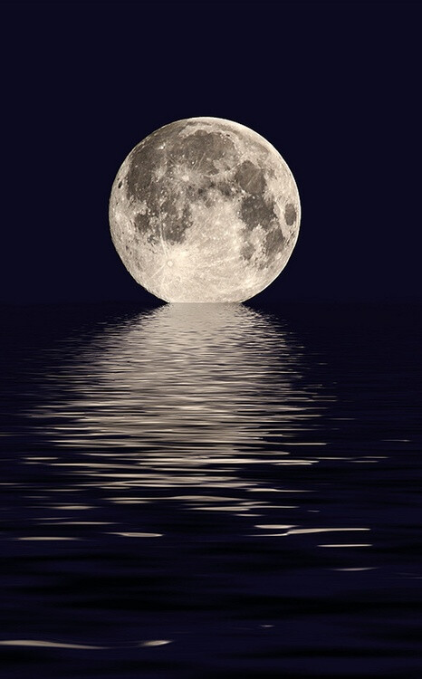 Beautiful picture of moon on the water