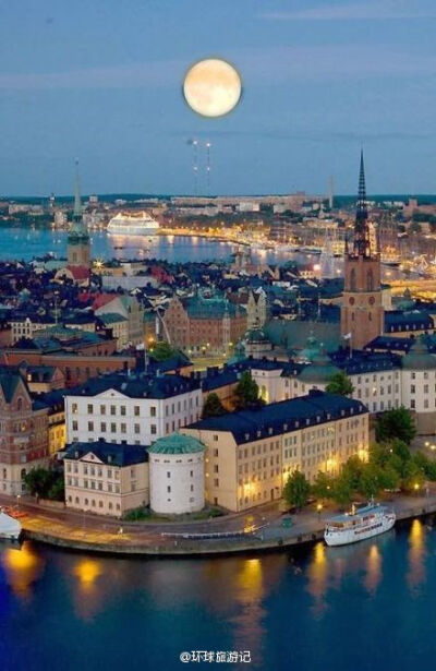 瑞典斯德哥尔摩，一座混搭的城市，当天空渐入金黄，看见电车在身旁静静划过，听见风中漂着海鸥的呼唤……