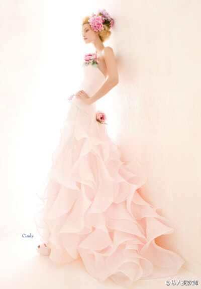Atelier Aimée 2014 婚纱系列，喜欢吗？想学搭配，请关注@私人挑款师 。 （转）
