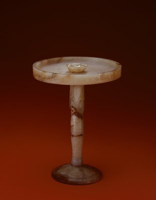 玉勾云纹灯】玉勾云纹灯，战国，高12.8cm，盘径10.2cm，足径5.9cm。 灯白玉质，有赭色沁。灯盘中心凸雕一五瓣团花为灯芯座。盘外壁和灯柱上部饰勾云纹，内壁及灯柱下部饰勾连云纹